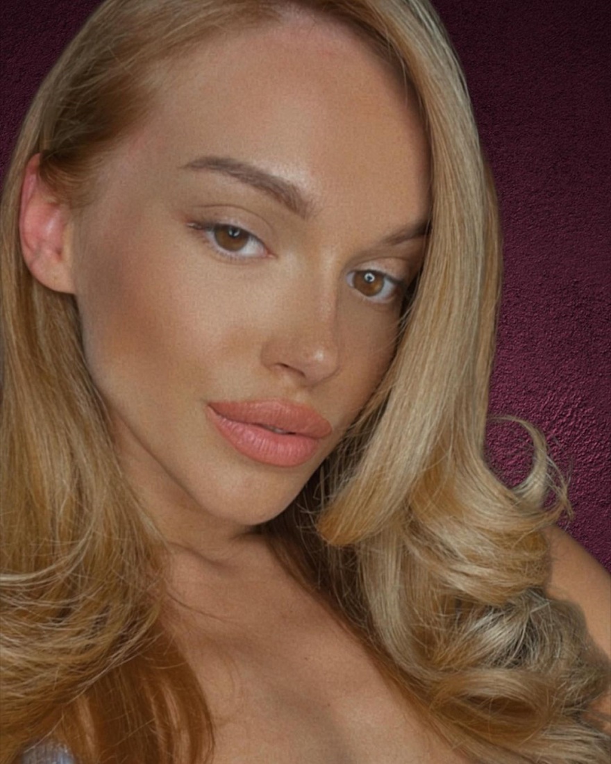 Τάνια Μπρεάζου: Έβαψε τα μαλλιά της ξανθά αλλά λέει ότι... είναι έξυπνη