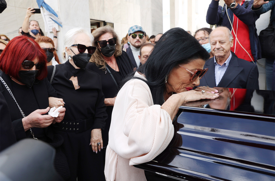 Μάρθα Καραγιάννη: «Αντίο Μαρθούλα»  - Ράγισαν καρδιές στην κηδεία, λύγισε η Σαπουντζάκη