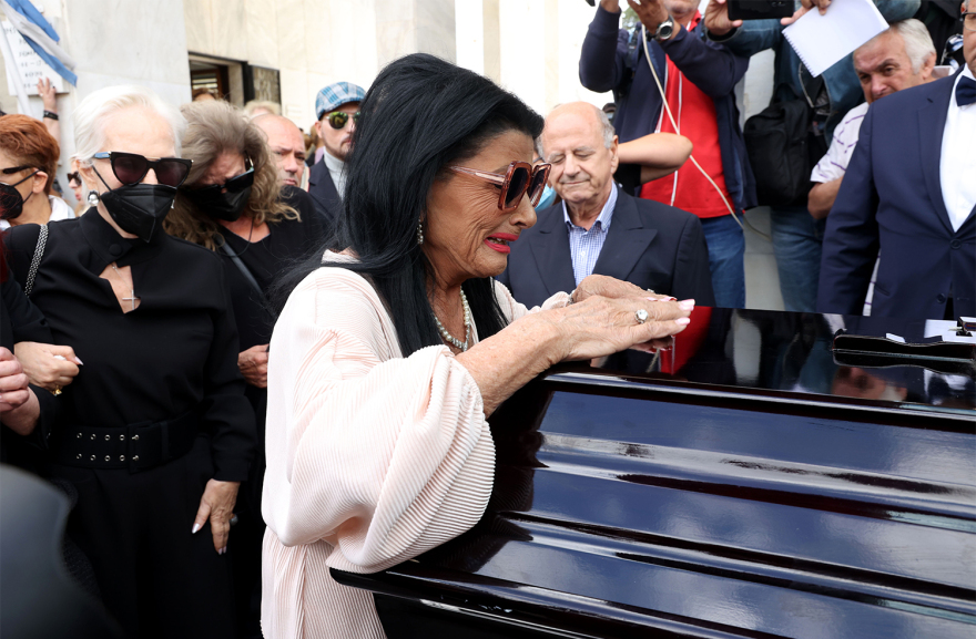 Μάρθα Καραγιάννη: «Αντίο Μαρθούλα»  - Ράγισαν καρδιές στην κηδεία, λύγισε η Σαπουντζάκη