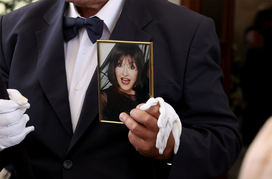 Μάρθα Καραγιάννη: «Αντίο Μαρθούλα»  - Ράγισαν καρδιές στην κηδεία, λύγισε η Σαπουντζάκη