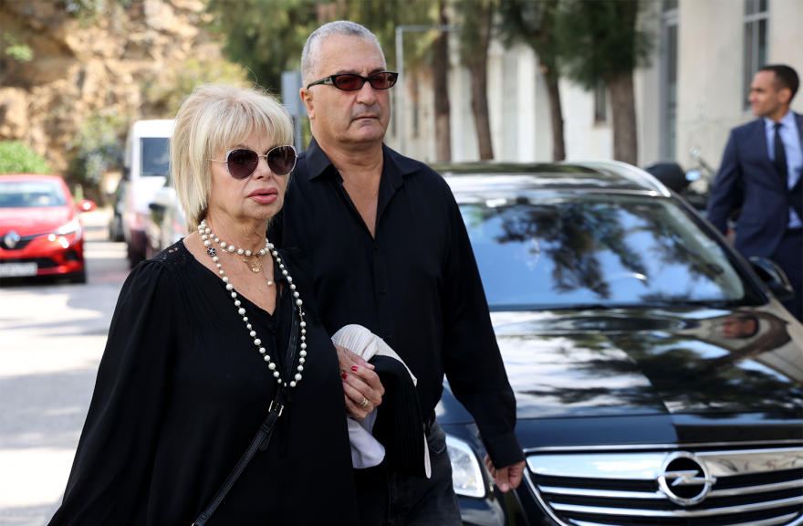 Μάρθα Καραγιάννη: «Αντίο Μαρθούλα»  - Ράγισαν καρδιές στην κηδεία, λύγισε η Σαπουντζάκη