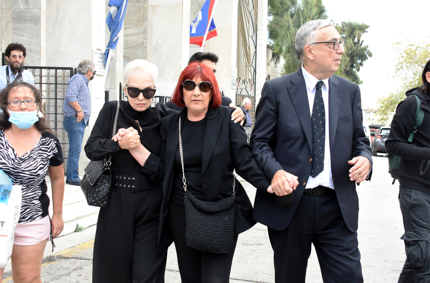 Μάρθα Καραγιάννη: «Αντίο Μαρθούλα»  - Ράγισαν καρδιές στην κηδεία, λύγισε η Σαπουντζάκη