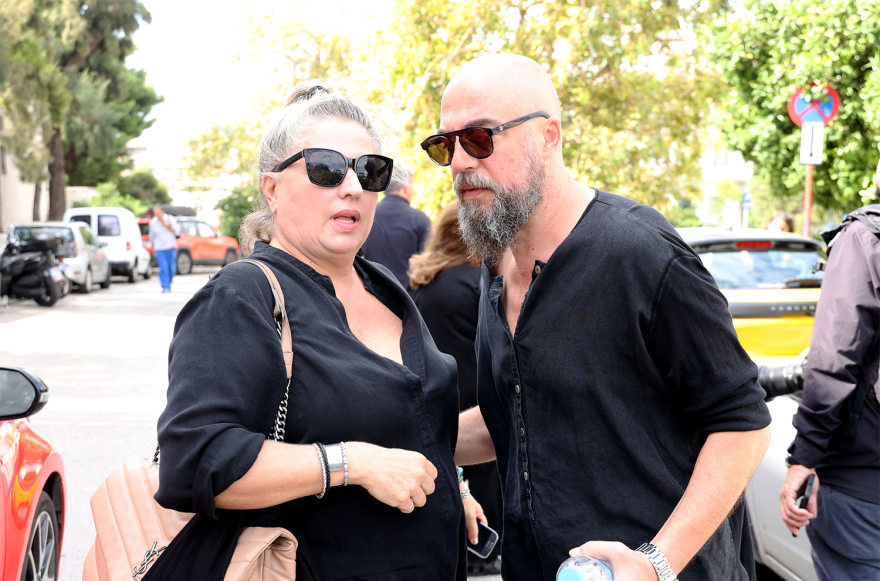 Μάρθα Καραγιάννη: «Αντίο Μαρθούλα»  - Ράγισαν καρδιές στην κηδεία, λύγισε η Σαπουντζάκη