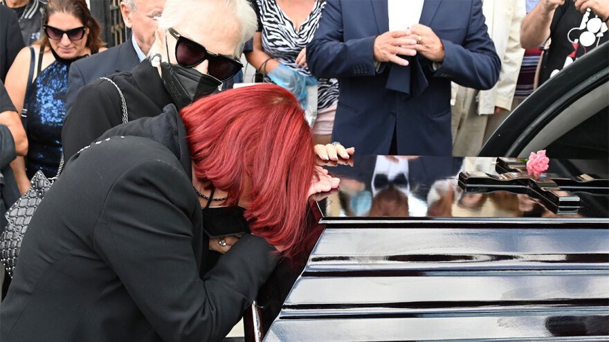 Μάρθα Καραγιάννη: «Αντίο Μαρθούλα»  - Ράγισαν καρδιές στην κηδεία, λύγισε η Σαπουντζάκη