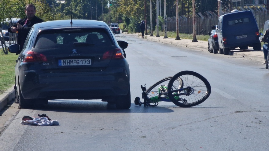 Θεσσαλονίκη: 16χρονος ο ποδηλάτης που παρασύρθηκε από αυτοκίνητο και νοσηλεύεται διασωληνωμένος