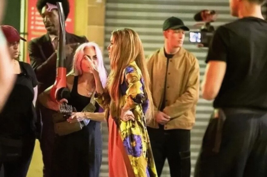 Η Σακίρα διέκοψε γύρισμα για να βοηθήσει δημοσιογράφο που έδερναν αστυνομικοί