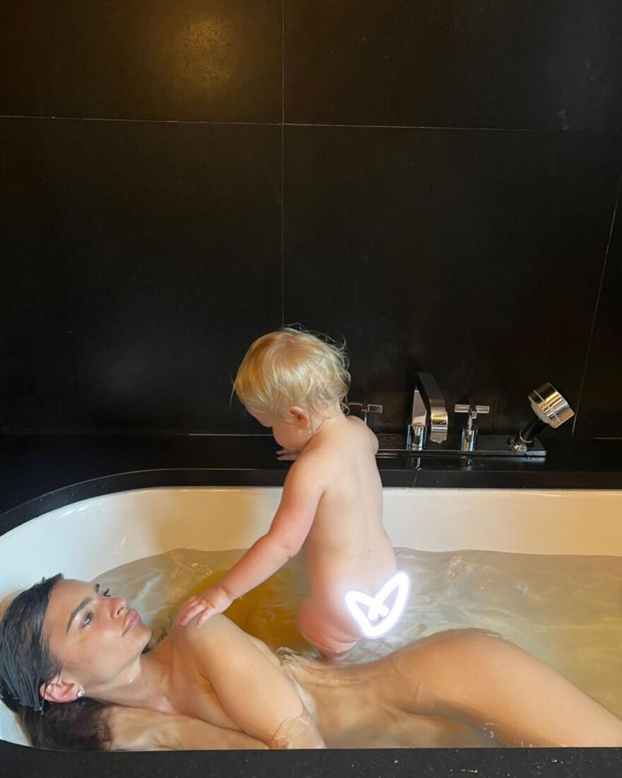 Έμιλι Ραταϊκόφσκι: Ανέβασε φωτογραφίες που κάνει μπάνιο γυμνή με το παιδί της