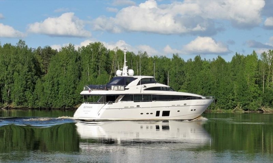 Ρωσία - Αποκαλυπτική έρευνα για τον Μεντβέντεφ: Οι διακοπές με θαλαμηγό 74 μέτρων που την συνοδεύουν ρωσικά πολεμικά πλοία!