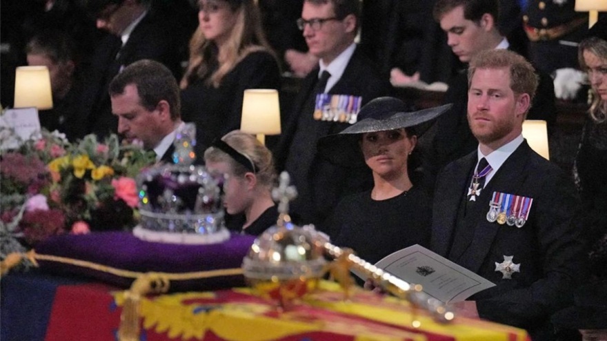 Έξαλλος ο Χάρι με Κάρολο και Γουίλιαμ: Δεν δείπνησε μαζί τους το βράδυ που πέθανε η Ελισάβετ