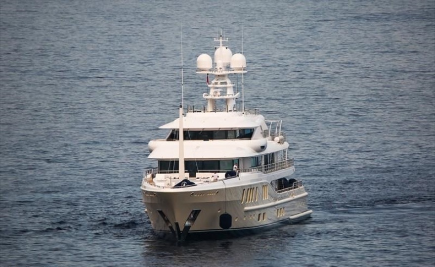 Ρωσία - Αποκαλυπτική έρευνα για τον Μεντβέντεφ: Οι διακοπές με θαλαμηγό 74 μέτρων που την συνοδεύουν ρωσικά πολεμικά πλοία!