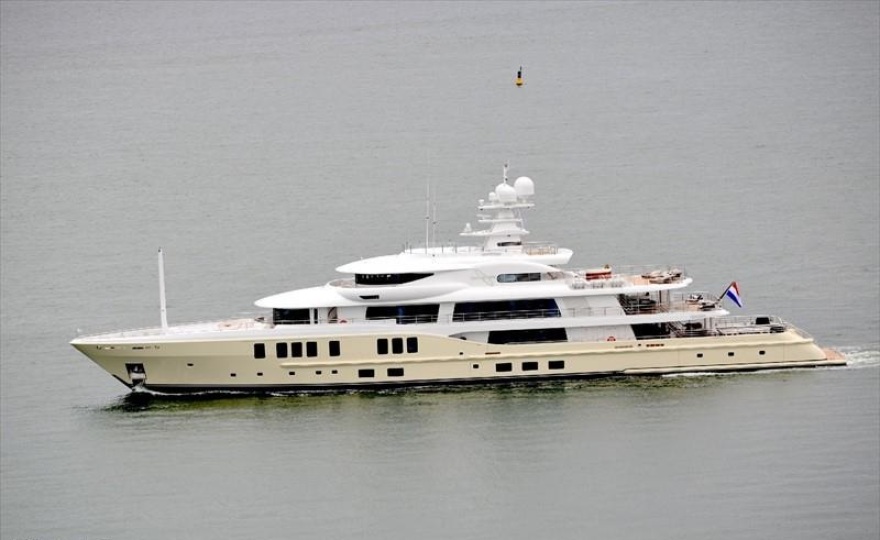 Ρωσία - Αποκαλυπτική έρευνα για τον Μεντβέντεφ: Οι διακοπές με θαλαμηγό 74 μέτρων που την συνοδεύουν ρωσικά πολεμικά πλοία!