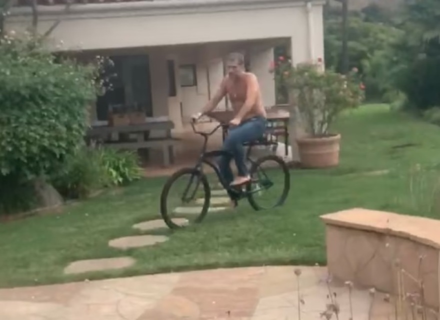 Χάντερ Μπάιντεν: Κάνει νεροτσουλήθρα γυμνός, βουτάει στην πισίνα και διασκεδάζει με πόρνες στο Μαλιμπού