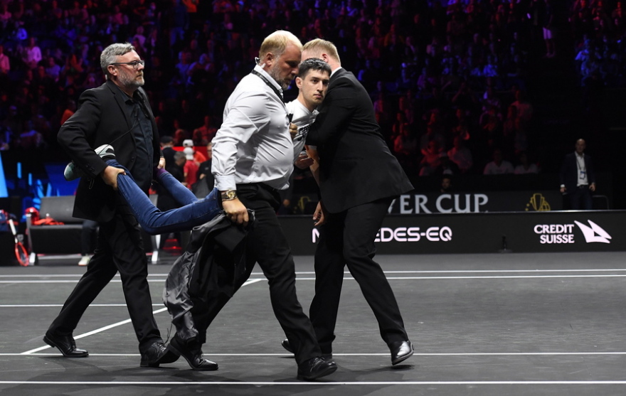 Ακτιβιστής διέκοψε τον αγώνα του Τσιτσιπά στο Λονδίνο και έβαλε φωτιά στο χέρι του