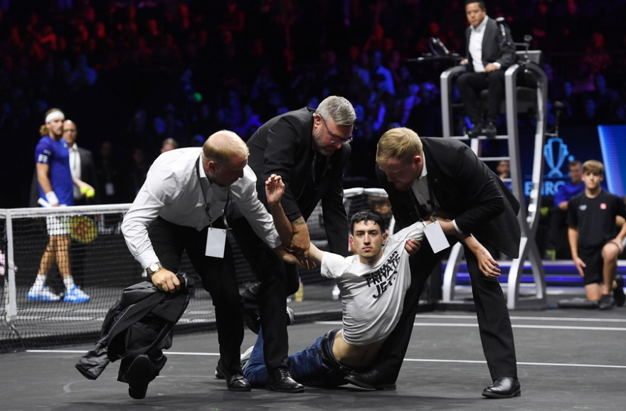 Ακτιβιστής διέκοψε τον αγώνα του Τσιτσιπά στο Λονδίνο και έβαλε φωτιά στο χέρι του