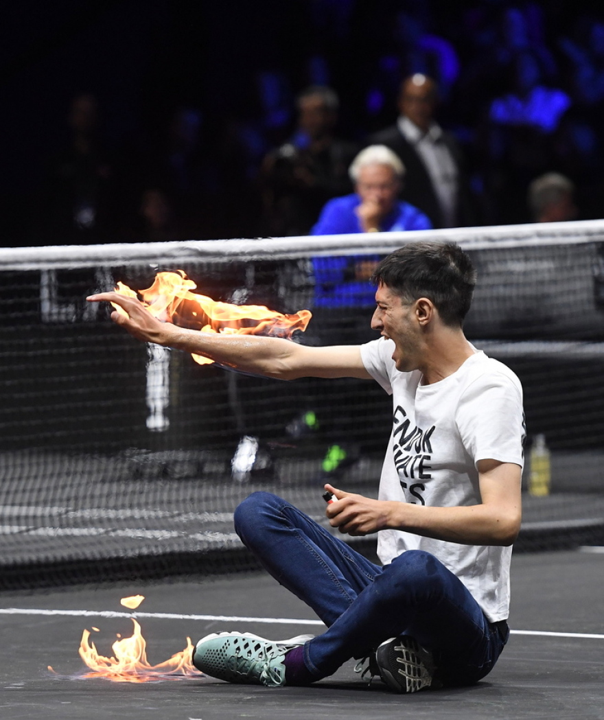 Ακτιβιστής διέκοψε τον αγώνα του Τσιτσιπά στο Λονδίνο και έβαλε φωτιά στο χέρι του