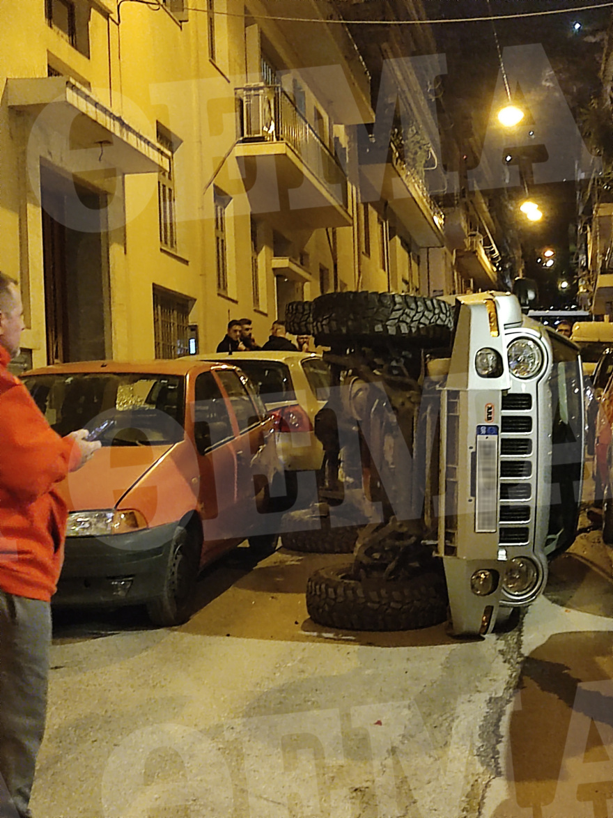 Τούμπαρε αυτοκίνητο στο κέντρο της Αθήνας - Δείτε φωτογραφίες