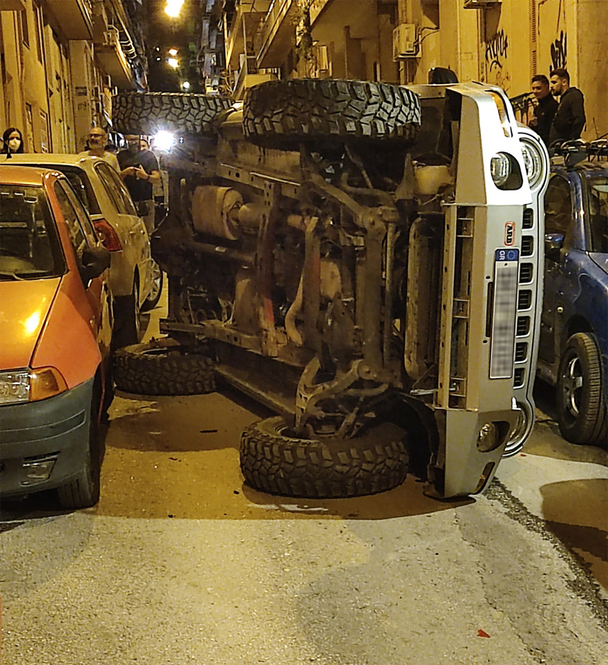 Τούμπαρε αυτοκίνητο στο κέντρο της Αθήνας - Δείτε φωτογραφίες