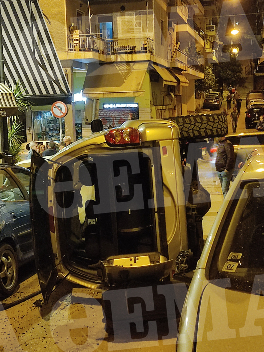 Τούμπαρε αυτοκίνητο στο κέντρο της Αθήνας - Δείτε φωτογραφίες