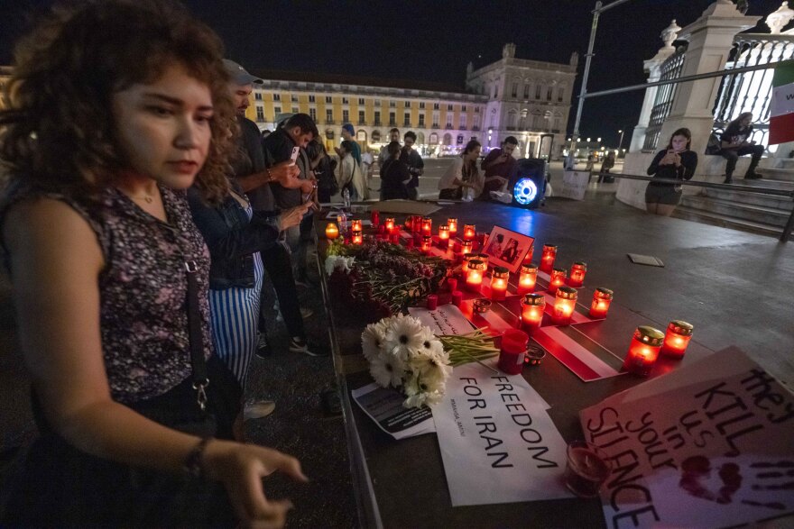 Ιράν: Διαδηλώσεις συμπαράστασης στις Ιρανές σε όλο τον κόσμο και κατακραυγή για τη βίαιη καταστολή από το καθεστώς