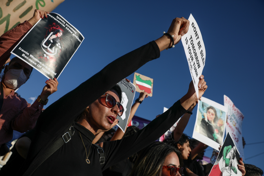 Συγκέντρωση διαμαρτυρίας Ιρανών στο Σύνταγμα: Γυναίκες έκοψαν τα μαλλιά τους και έκαψαν χιτζάμπ