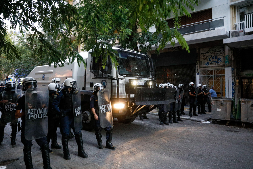 Εξάρχεια: Επεισόδια μετά την πορεία κατά του μετρό στην πλατεία - Φωτιές σε κάδους, δακρυγόνα και κρότου λάμψης