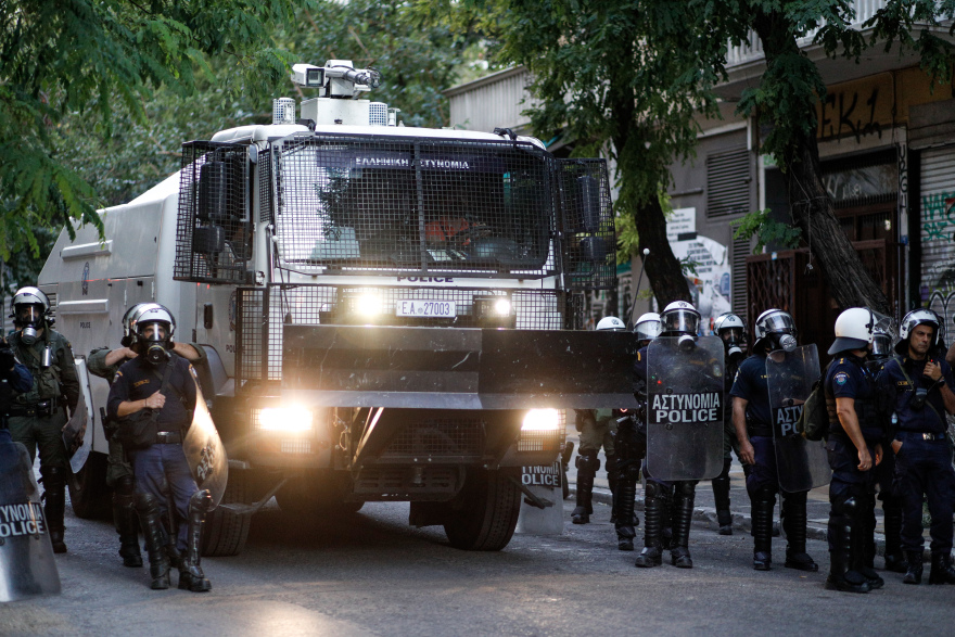 Εξάρχεια: Δύο προσαγωγές και μία σύλληψη μετά τα επεισόδια