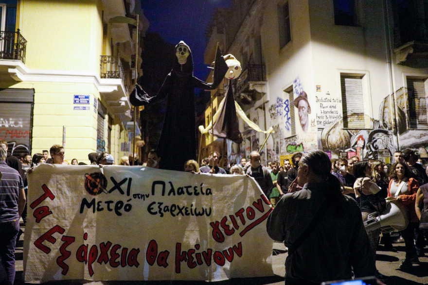 Εξάρχεια: Επεισόδια μετά την πορεία κατά του μετρό στην πλατεία - Φωτιές σε κάδους, δακρυγόνα και κρότου λάμψης