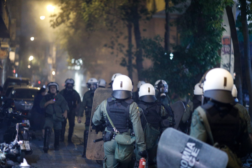 Εξάρχεια: Δύο προσαγωγές και μία σύλληψη μετά τα επεισόδια