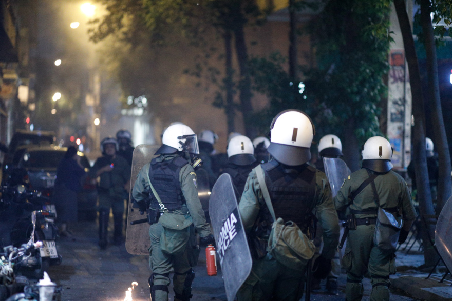 Εξάρχεια: Επεισόδια μετά την πορεία κατά του μετρό στην πλατεία - Φωτιές σε κάδους, δακρυγόνα και κρότου λάμψης