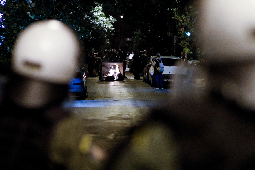 Εξάρχεια: Επεισόδια μετά την πορεία κατά του μετρό στην πλατεία - Φωτιές σε κάδους, δακρυγόνα και κρότου λάμψης