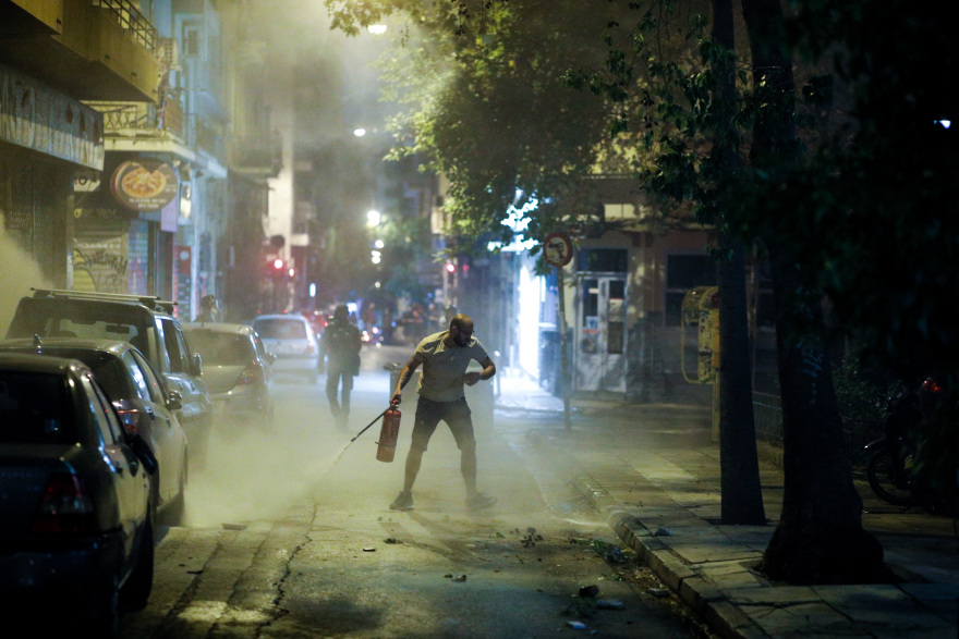 Εξάρχεια: Επεισόδια μετά την πορεία κατά του μετρό στην πλατεία - Φωτιές σε κάδους, δακρυγόνα και κρότου λάμψης