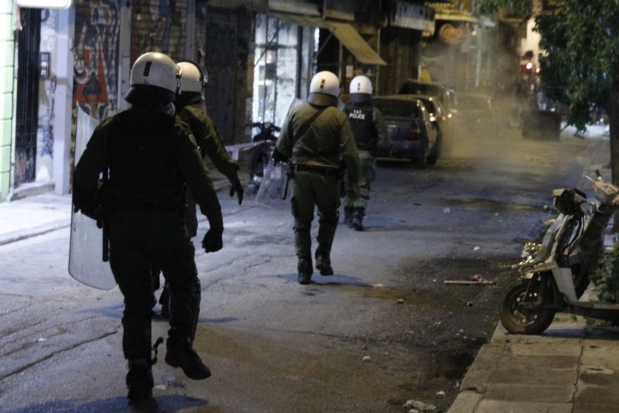 Εξάρχεια: Δύο προσαγωγές και μία σύλληψη μετά τα επεισόδια