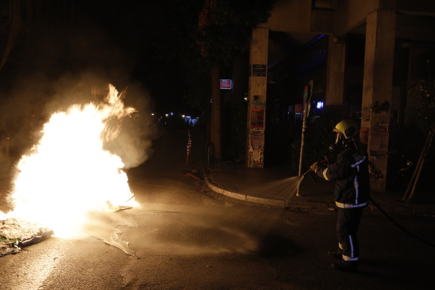 Εξάρχεια: Δύο προσαγωγές και μία σύλληψη μετά τα επεισόδια