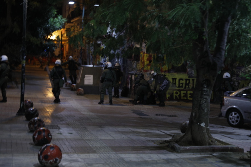 Εξάρχεια: Δύο προσαγωγές και μία σύλληψη μετά τα επεισόδια