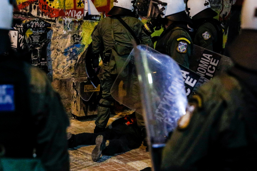 Εξάρχεια: Δύο προσαγωγές και μία σύλληψη μετά τα επεισόδια