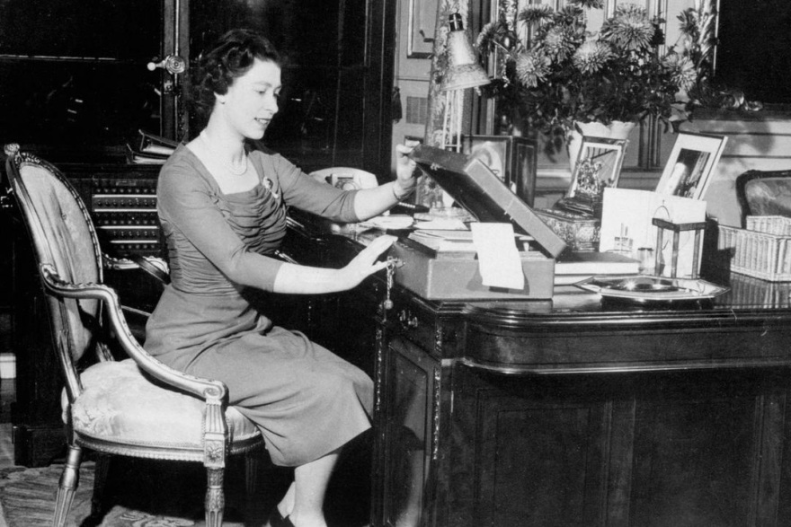 Ο Κάρολος ανέλαβε καθήκοντα και φωτογραφήθηκε με το κόκκινο κουτί του