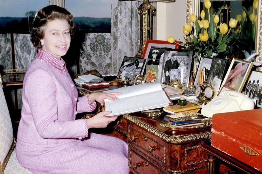 Ο Κάρολος ανέλαβε καθήκοντα και φωτογραφήθηκε με το κόκκινο κουτί του