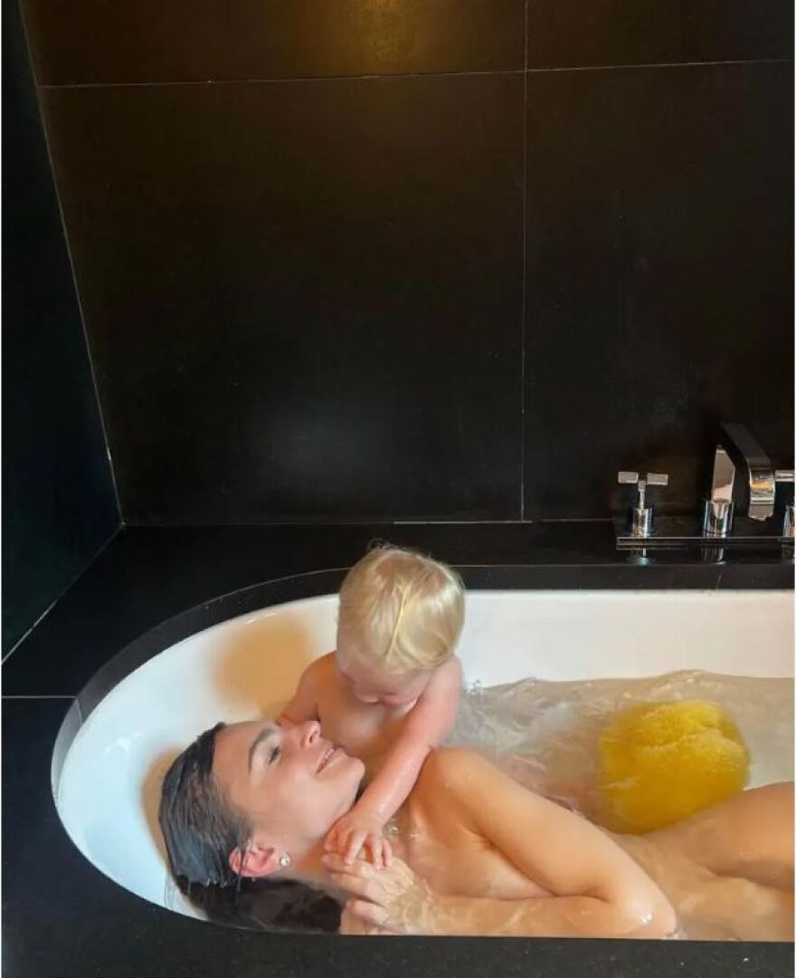 Η Ιρίνα Σάικ στο πλευρό της Έμιλι Ραταϊκόφσκι για τις γυμνές φωτογραφίες με τον γιο της