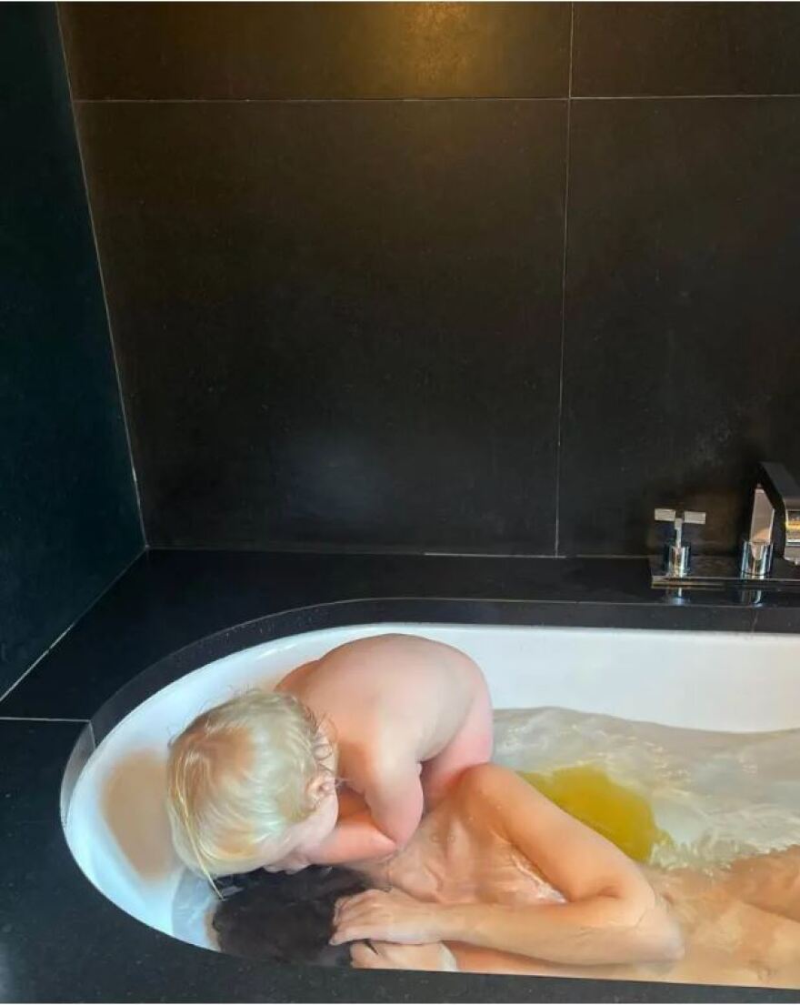 Η Ιρίνα Σάικ στο πλευρό της Έμιλι Ραταϊκόφσκι για τις γυμνές φωτογραφίες με τον γιο της