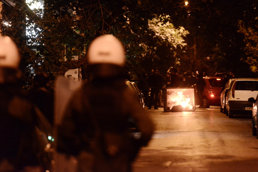 Εξάρχεια: Επεισόδια μετά την πορεία κατά του μετρό στην πλατεία - Φωτιές σε κάδους, δακρυγόνα και κρότου λάμψης