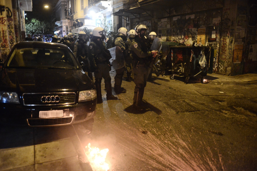 Εξάρχεια: Επεισόδια μετά την πορεία κατά του μετρό στην πλατεία - Φωτιές σε κάδους, δακρυγόνα και κρότου λάμψης