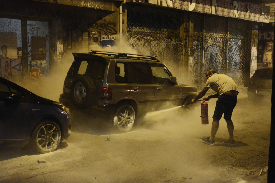 Εξάρχεια: Επεισόδια μετά την πορεία κατά του μετρό στην πλατεία - Φωτιές σε κάδους, δακρυγόνα και κρότου λάμψης