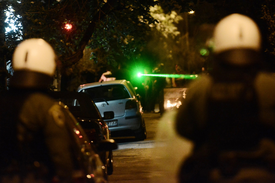 Εξάρχεια: Επεισόδια μετά την πορεία κατά του μετρό στην πλατεία - Φωτιές σε κάδους, δακρυγόνα και κρότου λάμψης