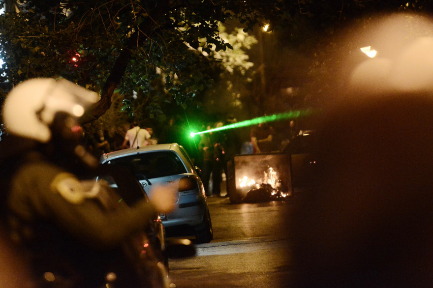 Εξάρχεια: Επεισόδια μετά την πορεία κατά του μετρό στην πλατεία - Φωτιές σε κάδους, δακρυγόνα και κρότου λάμψης