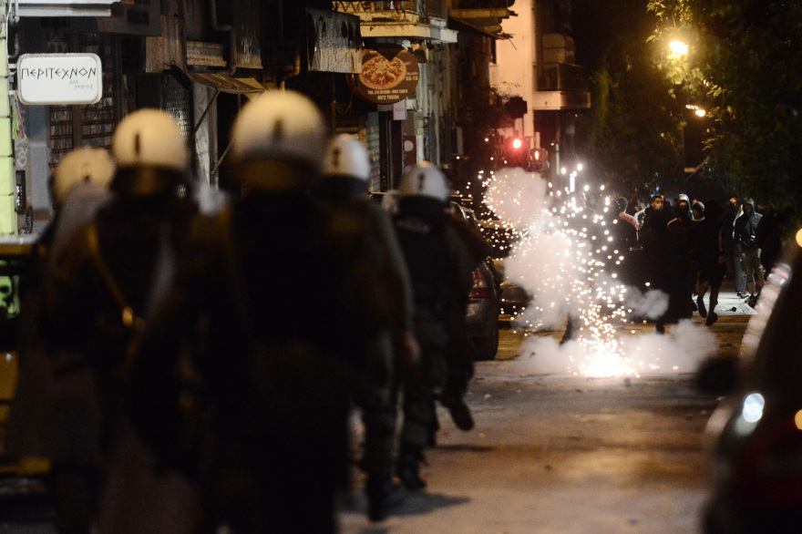 Εξάρχεια: Επεισόδια μετά την πορεία κατά του μετρό στην πλατεία - Φωτιές σε κάδους, δακρυγόνα και κρότου λάμψης