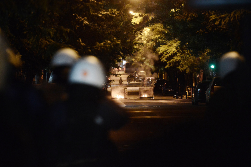 Εξάρχεια: Επεισόδια μετά την πορεία κατά του μετρό στην πλατεία - Φωτιές σε κάδους, δακρυγόνα και κρότου λάμψης