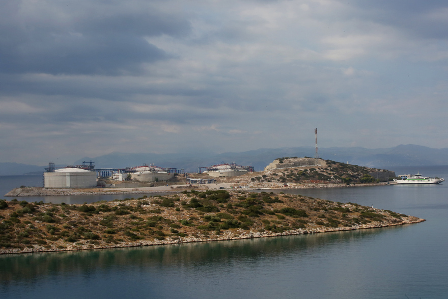 Ενεργειακή κρίση: Η Ρεβυθούσα, το μικρό νησί του Σαρωνικού που παίζει στρατηγικό ρόλο στην ενεργειακή ασφάλεια της χώρας