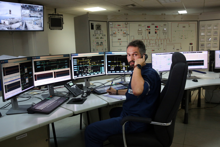 Ενεργειακή κρίση: Η Ρεβυθούσα, το μικρό νησί του Σαρωνικού που παίζει στρατηγικό ρόλο στην ενεργειακή ασφάλεια της χώρας