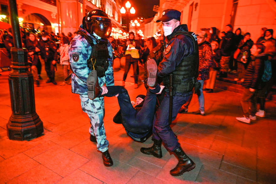 Salto mortale: Ο στριμωγμένος Πούτιν απειλεί τον πλανήτη με πυρηνικά