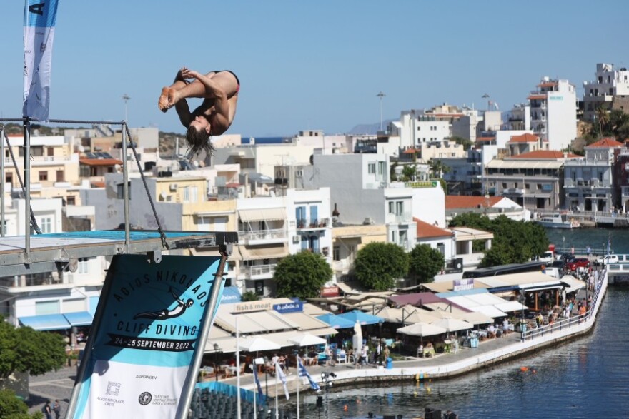 Agios Nikolaos Cliff Diving: Eικόνες που κόβουν την… ανάσα